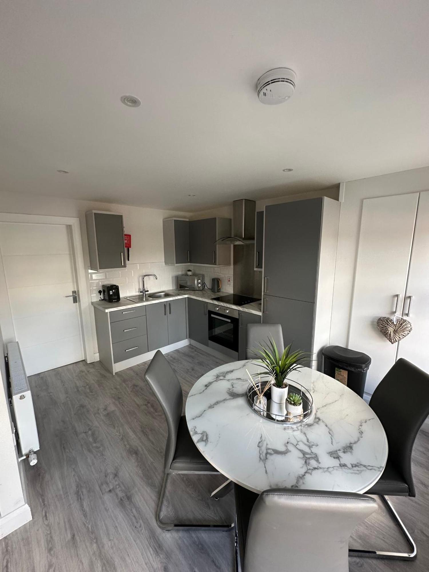 Westland Suites - Stylish, Modern, Elegant, Central Apartments A Londonderry ภายนอก รูปภาพ