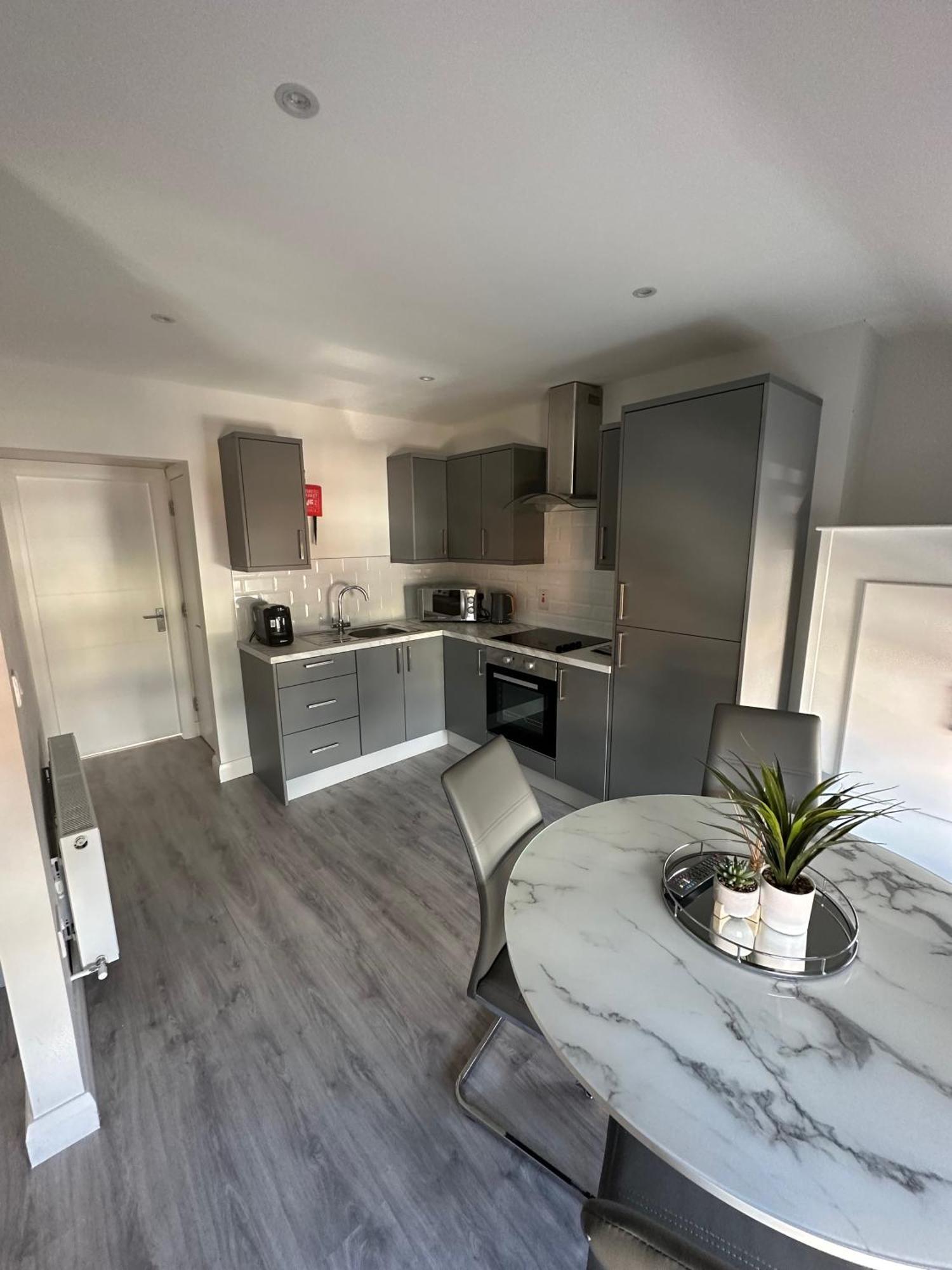 Westland Suites - Stylish, Modern, Elegant, Central Apartments A Londonderry ภายนอก รูปภาพ